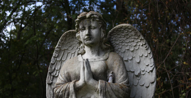 An angel grave stone